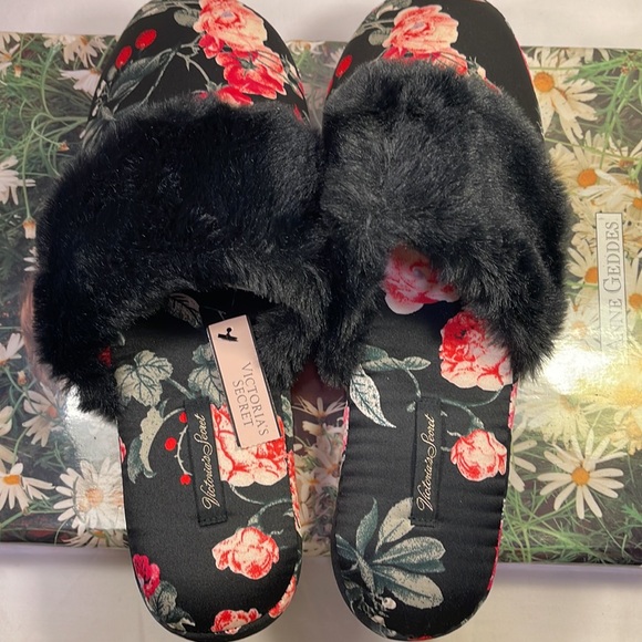 NEW VICTORIA’S SECRET SIGNATURE SATIN HOUSE SLIPPER - Picture 6 of 8